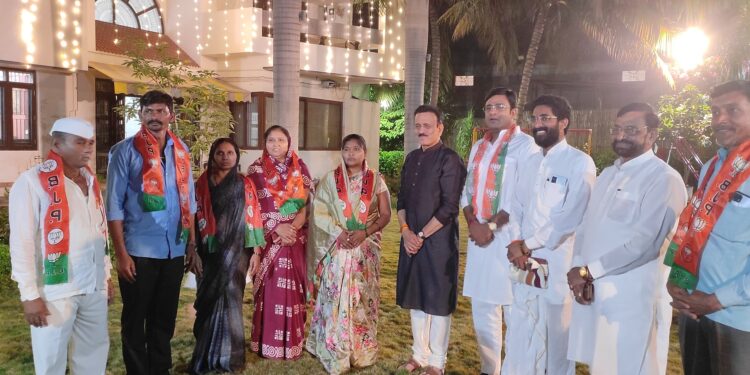 तामसवाडीच्या सरपंच, उपसरपंचसह सदस्यांचा भाजपात प्रवेश