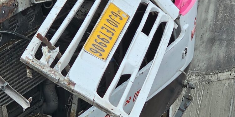 चालकाचे नियंत्रण सुटल्याने ट्रॅव्हल्स बस पलटी, प्रवासी बचावले