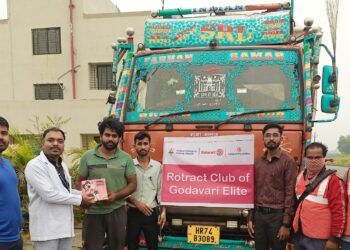 गोदावरी नर्सिंगतर्फे ट्रकचालकांना मोफत निरोध वाटप