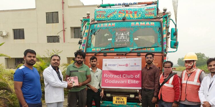 गोदावरी नर्सिंगतर्फे ट्रकचालकांना मोफत निरोध वाटप