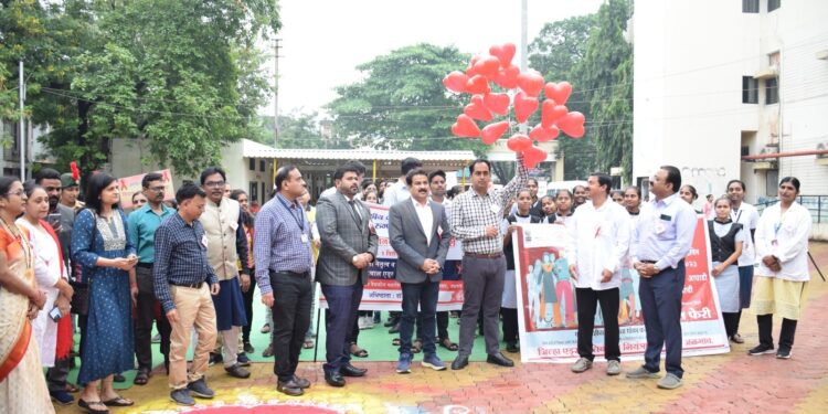 एड्स दिनानिमित्त प्रभातफेरी, पथनाट्य, पोस्टर प्रदर्शनाचे आयोजन