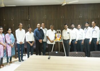 आयुर्वेद महाविद्यालयातर्फे माजी खा डॉ.गुणवंतराव सरोदे यांना अभिवादन