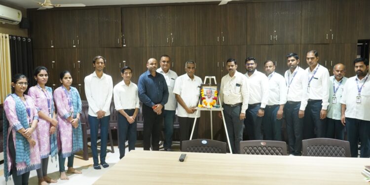 आयुर्वेद महाविद्यालयातर्फे माजी खा डॉ.गुणवंतराव सरोदे यांना अभिवादन