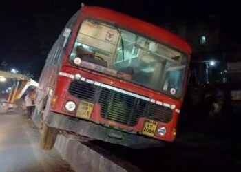 दुभाजकावर बस धडकल्याने महिला जखमी