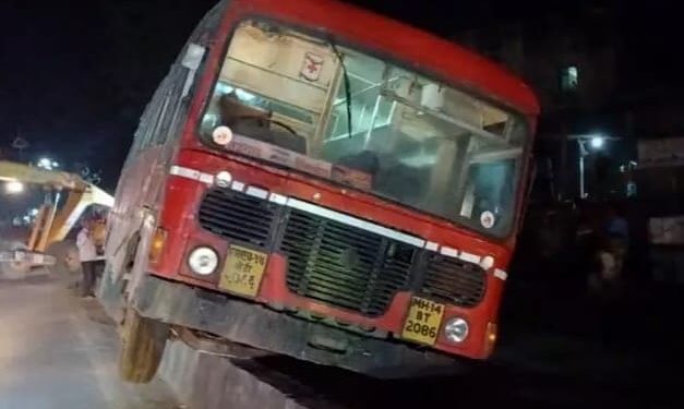 दुभाजकावर बस धडकल्याने महिला जखमी