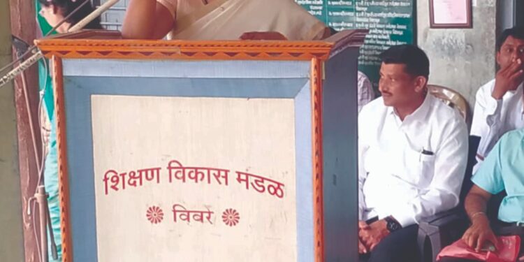 यश प्राप्तीसाठी विद्यार्थ्यांनी विज्ञानाची कास धरावी