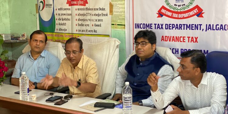 शिरसोलीत आयकराविषयी अधिकाऱ्यांनी केले मार्गदर्शन