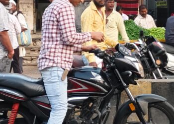 दुचाकी चोरट्याला चोप, भरबाजारातून चोरीचा केला प्रयत्न !