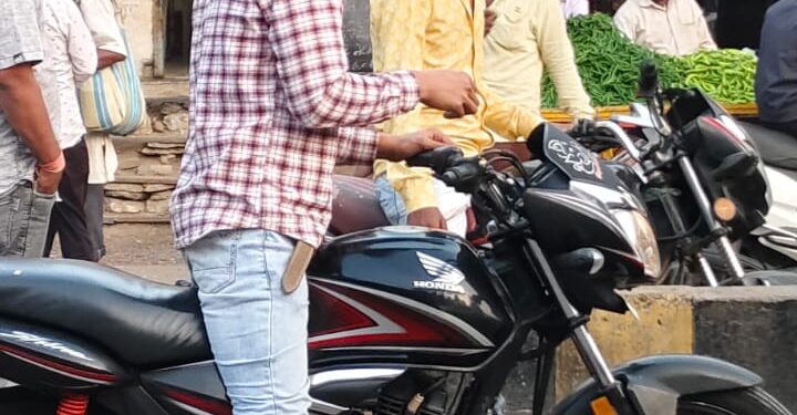 दुचाकी चोरट्याला चोप, भरबाजारातून चोरीचा केला प्रयत्न !