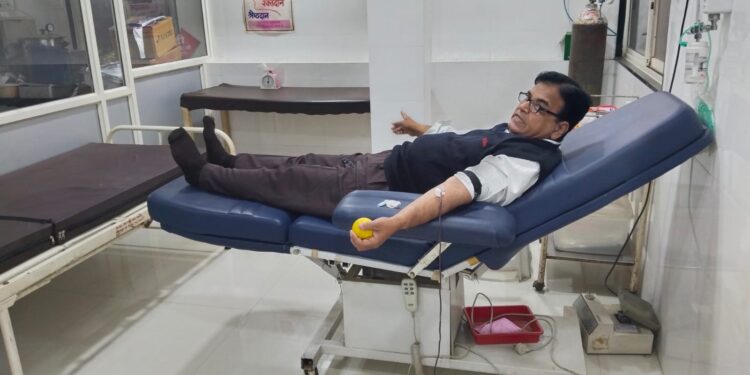 भवरलालजी जैन यांच्या जयंतीदिनी सहकारी मदन लाठी यांचे ८६ वे रक्तदान