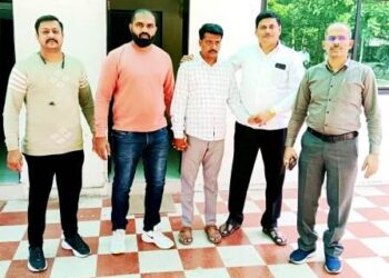 गाळ वाहतूक करू देण्याच्या मोबदल्यात मागितली लाच, लिपिकाला अटक