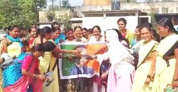 मंत्री गिरीश महाजन यांच्या प्रतिमेला जोडे मारून केली बोंबाबोब