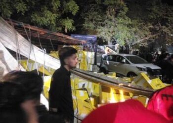 सर्कलला धडक लागल्याने भरधाव आयशर झाली पलटी