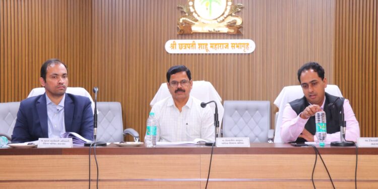 अधिकाऱ्यांनी कार्यालय सोडून ग्रामस्थांशी चर्चा करीत योजना पोहोचवल्या पाहिजे : राधाकृष्ण गमे