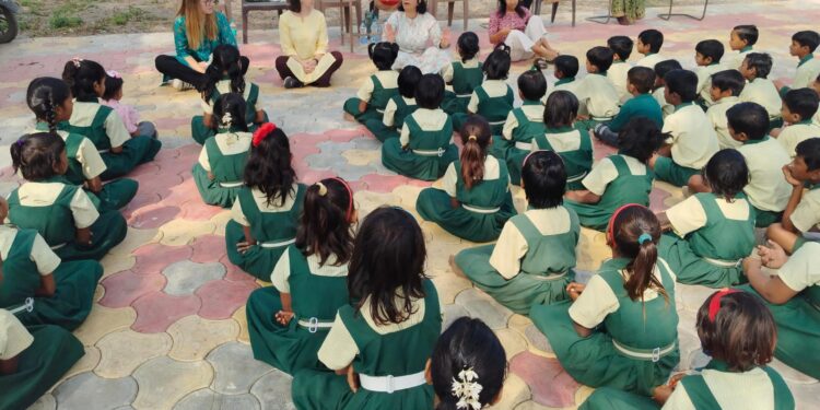 जिल्हा परिषद शाळा जळगाव खुर्द येथे परदेशी विदयार्थ्यांची भेट