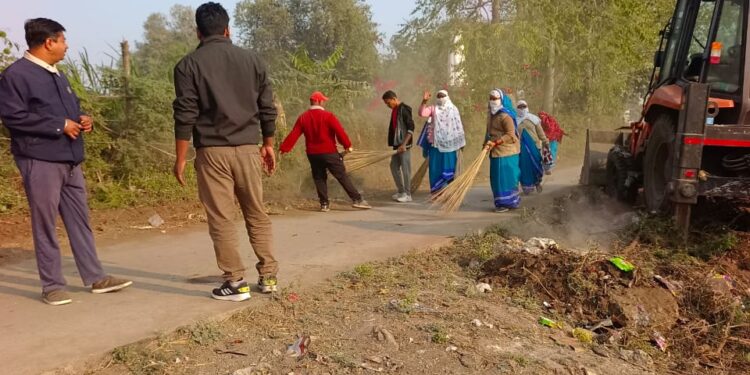 पाचोरा कर्मचारी सकाळपासून लागले स्वच्छतेच्या कामाला