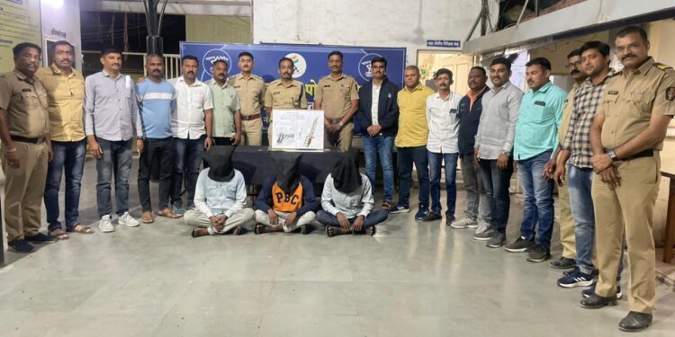 हत्यारे बाळगणाऱ्या पिता-पुत्रासह पुण्याच्या कोयत्या गँगच्या संशयीताला अटक