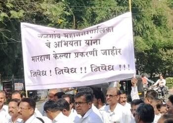 कामकाज बंद ठेवत मनपाच्या अधिकारी, कर्मचाऱ्यांचे आंदोलन