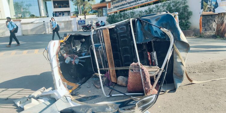 मुलींचे फोटो काढण्यावरून चालकाला चोप देत रिक्षाची तोडफोड