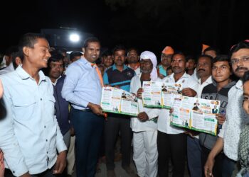 लाभार्थ्याच्या घरी जेवण, शेकोटी पेटवून ग्रामस्थांशी संवाद, रात्री कार्यकर्त्याच्या घरी मुक्काम