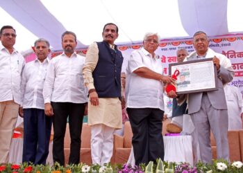 अशोक जैन यांना स्वातंत्र्यवीर दादा उंडाळकर सामाजिक पुरस्कार प्रदान