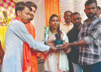 शिवरायांचे आठवावे रूप शिवरायांचा आठवावा प्रताप