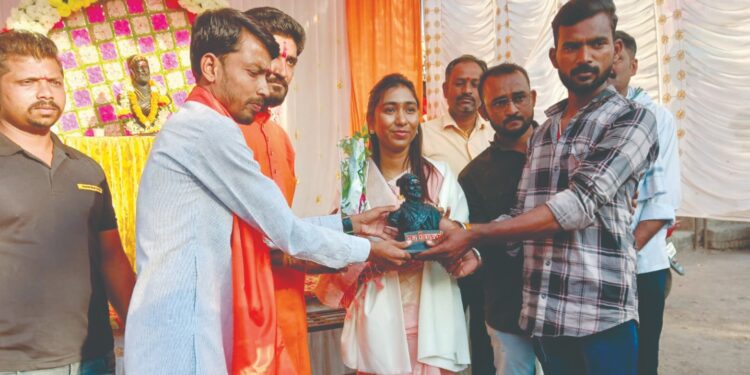 शिवरायांचे आठवावे रूप शिवरायांचा आठवावा प्रताप