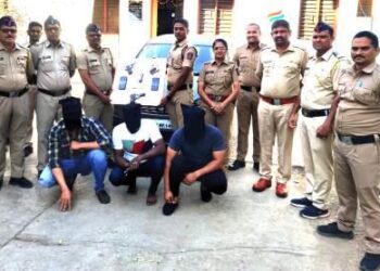 चोपडा तालुक्यातून पुणे येथे ३ गावठी पिस्तूल नेताना तिघांना अटक