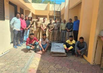 वावडदा येथून बांधकाम साहित्य चोरून नेणाऱ्या दोघांना अटक