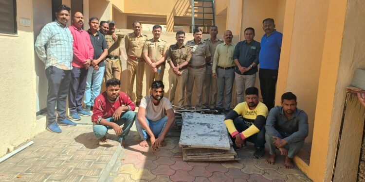 वावडदा येथून बांधकाम साहित्य चोरून नेणाऱ्या दोघांना अटक