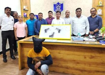 धक्कादायक ! जळगाव शहरात ३ गावठी पिस्तूल घेऊन फिरताना संशयित तरुणाला अटक