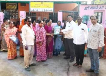 रेशन दुकानात मिळाल्या साड्या, रावेर तालुक्यात महिलांमध्ये आनंदाचे वातावरण !