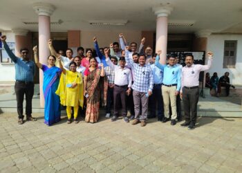 एन. मुक्टोतर्फे मू.जे.महाविद्यालयात काळ्या फिती लावून आंदोलन