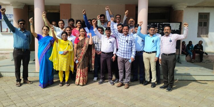 एन. मुक्टोतर्फे मू.जे.महाविद्यालयात काळ्या फिती लावून आंदोलन