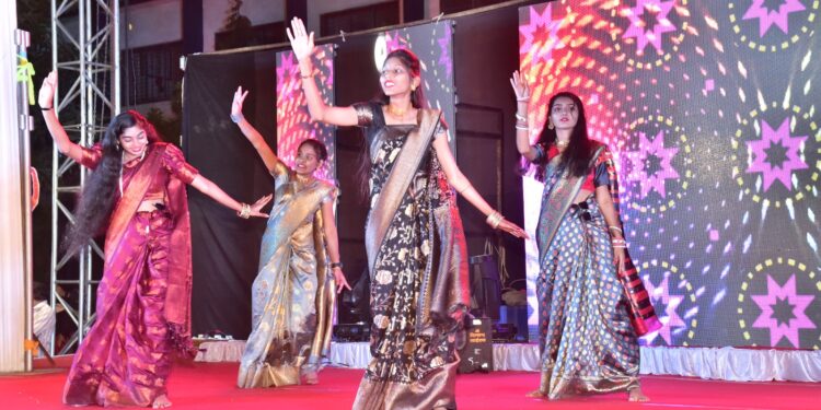 एन. मुक्टोतर्फे मू.जे.महाविद्यालयात काळ्या फिती लावून आंदोलन