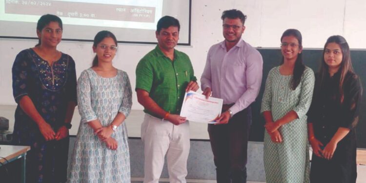 डॉ. उल्हास पाटील फिजिओथेरेपी महाविद्यालयात रंगली मराठी काव्य वचन स्पर्धा