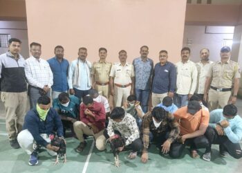 कोंबड्यांच्या झुंजी लावून जुगार खेळणाऱ्या ११ जणांना मुद्देमालासह अटक
