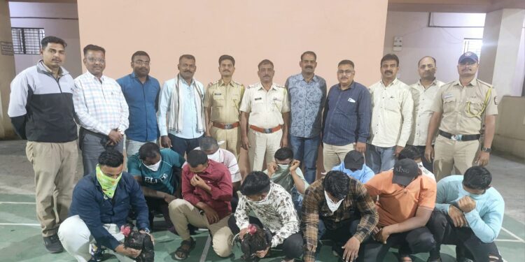 कोंबड्यांच्या झुंजी लावून जुगार खेळणाऱ्या ११ जणांना मुद्देमालासह अटक