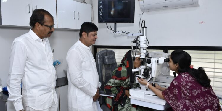 मनीष लुंकड़ यांच्या वाढदिवसा निमित्तनेत्र व दांत तपासणी शिबिर उत्साहात     