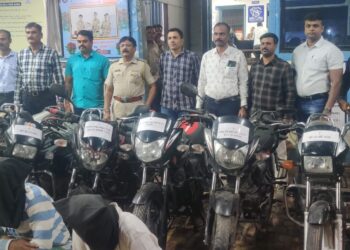 दुचाकी चोरणाऱ्या तिघांच्या बुलढाण्यातून आवळल्या मुसक्या, १२ मोटारसायकल जप्त