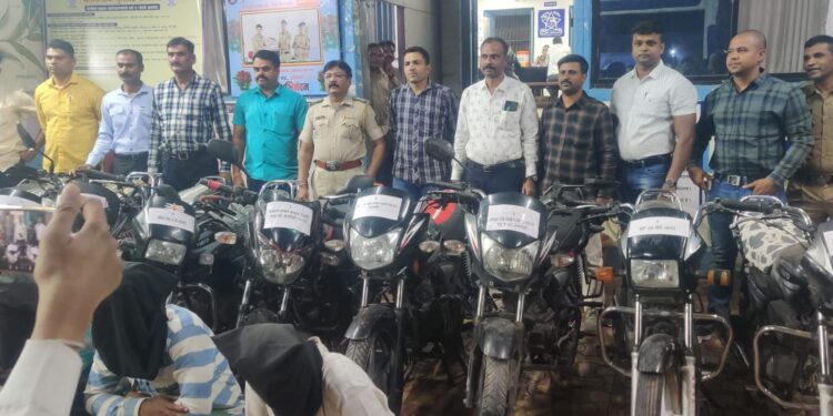 दुचाकी चोरणाऱ्या तिघांच्या बुलढाण्यातून आवळल्या मुसक्या, १२ मोटारसायकल जप्त