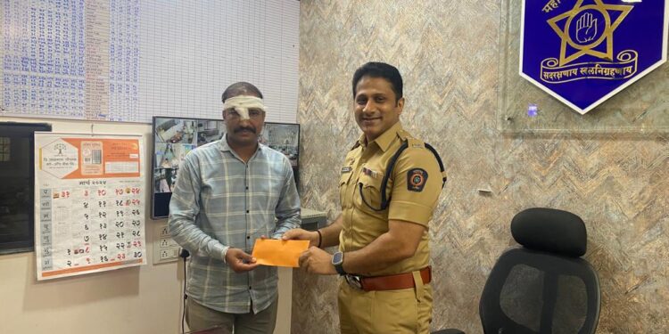 शिरसोली दगडफेकीत जखमी होमगार्ड यांचा रिवार्ड देऊन सन्मान