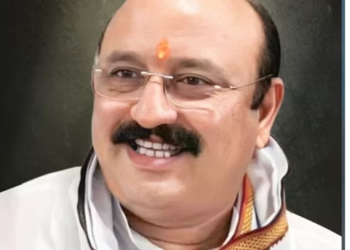 एकनाथ खडसे स्वार्थी, पवारांचा विश्वासघात करून भाजपकडून सुनेला तिकीट मिळवले