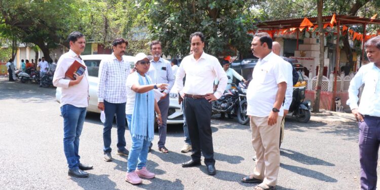 भाजीवाला, जेष्ठ नागरिकांशी संवाद साधून जिल्हाधिकाऱ्यांनी रस्त्याचा तपासाला दर्जा