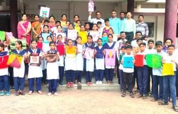 विद्यार्थ्यांचा कृतिशील पाठ, पर्यावरणपूरक पिशव्या बनवून बाजारात आणल्या वापरास !