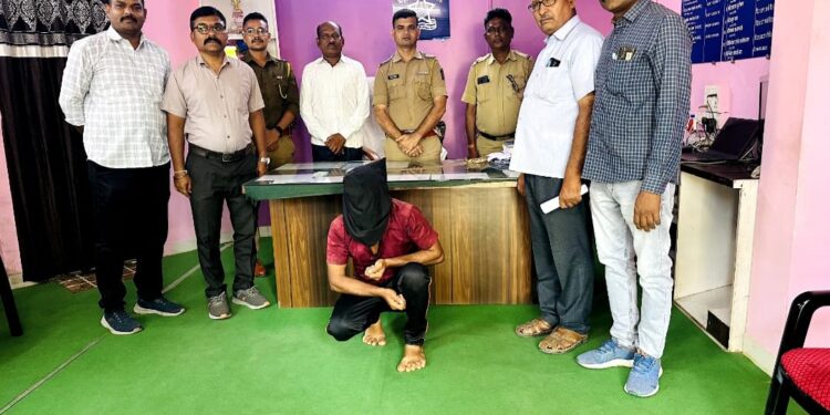 गावात तलवारीने दहशत करणाऱ्याला पकडले