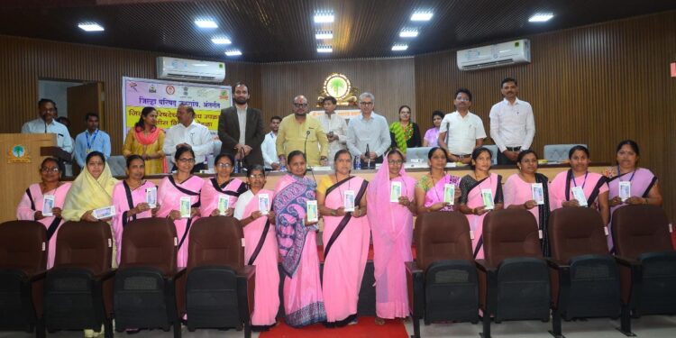 जिल्हा परिषदेतर्फे ४ हजार अंगणवाडी सेविकांना स्मार्टफोनचे वाटप
