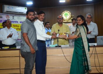 शिरसोली, गाढोदाच्या शेतकऱ्यांना जिल्हा परिषदेतर्फे पुरस्कार देऊन सन्मान