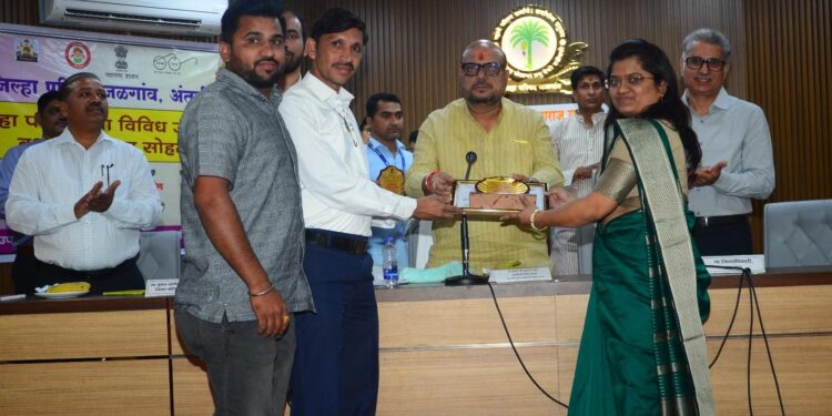 शिरसोली, गाढोदाच्या शेतकऱ्यांना जिल्हा परिषदेतर्फे पुरस्कार देऊन सन्मान