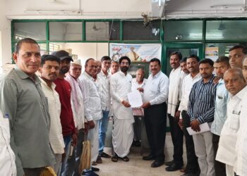 पीएम किसान, नमो शेतकरी महासन्मान निधीसाठी शेतकऱ्यांचे ठिय्या आंदोलन